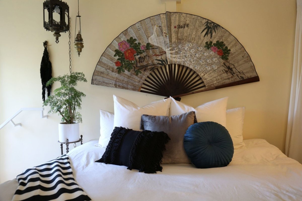 Веер на стене в интерьере