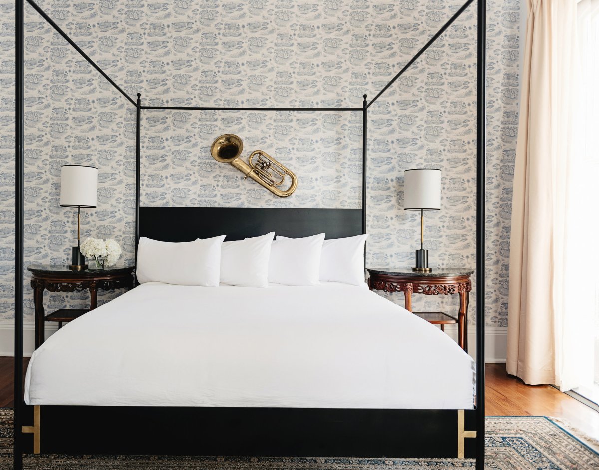 Иконы над кроватью