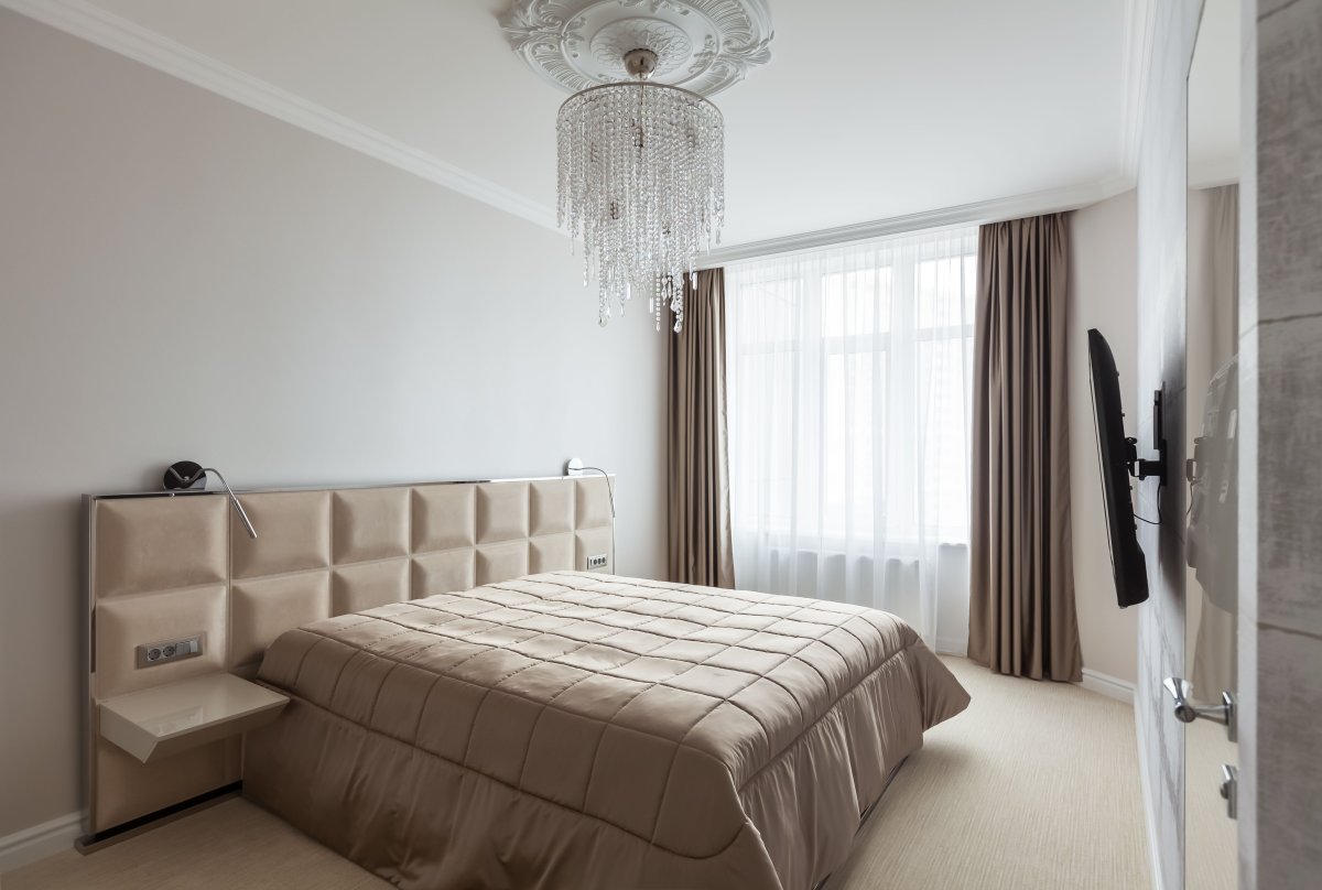 Розетки в интерьере спальни