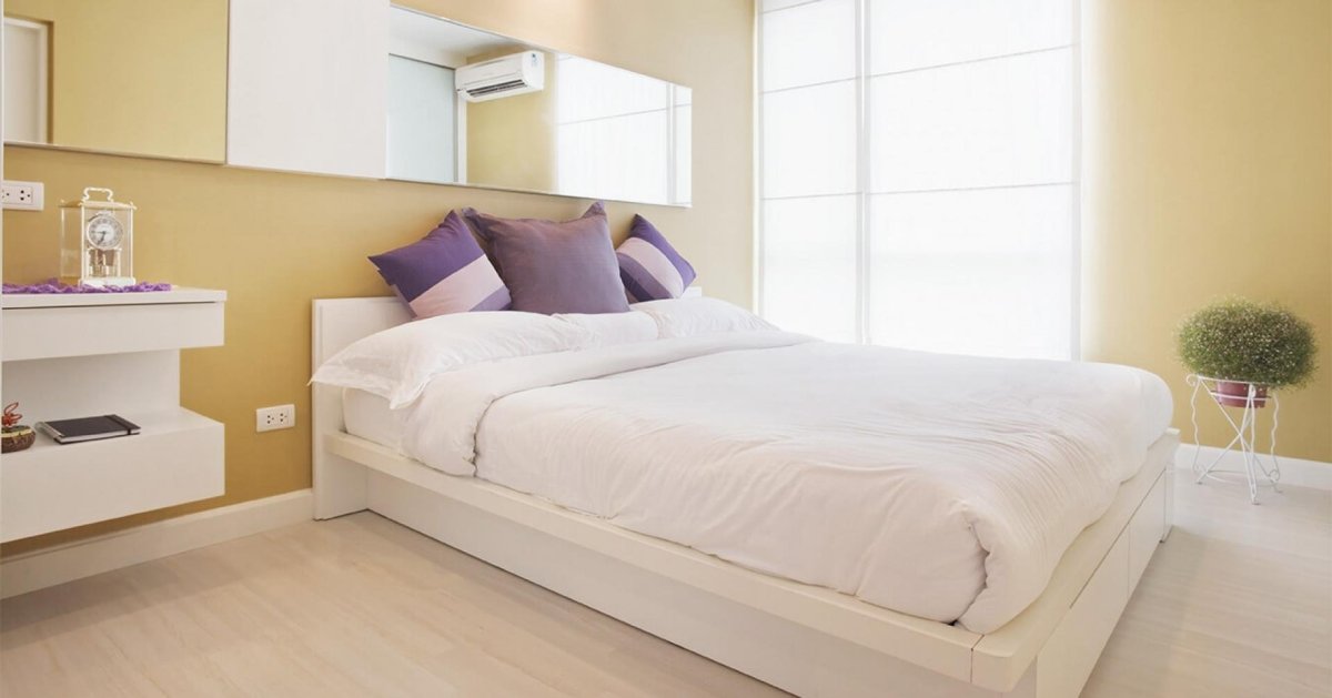 Розетки возле тумбочки в спальне