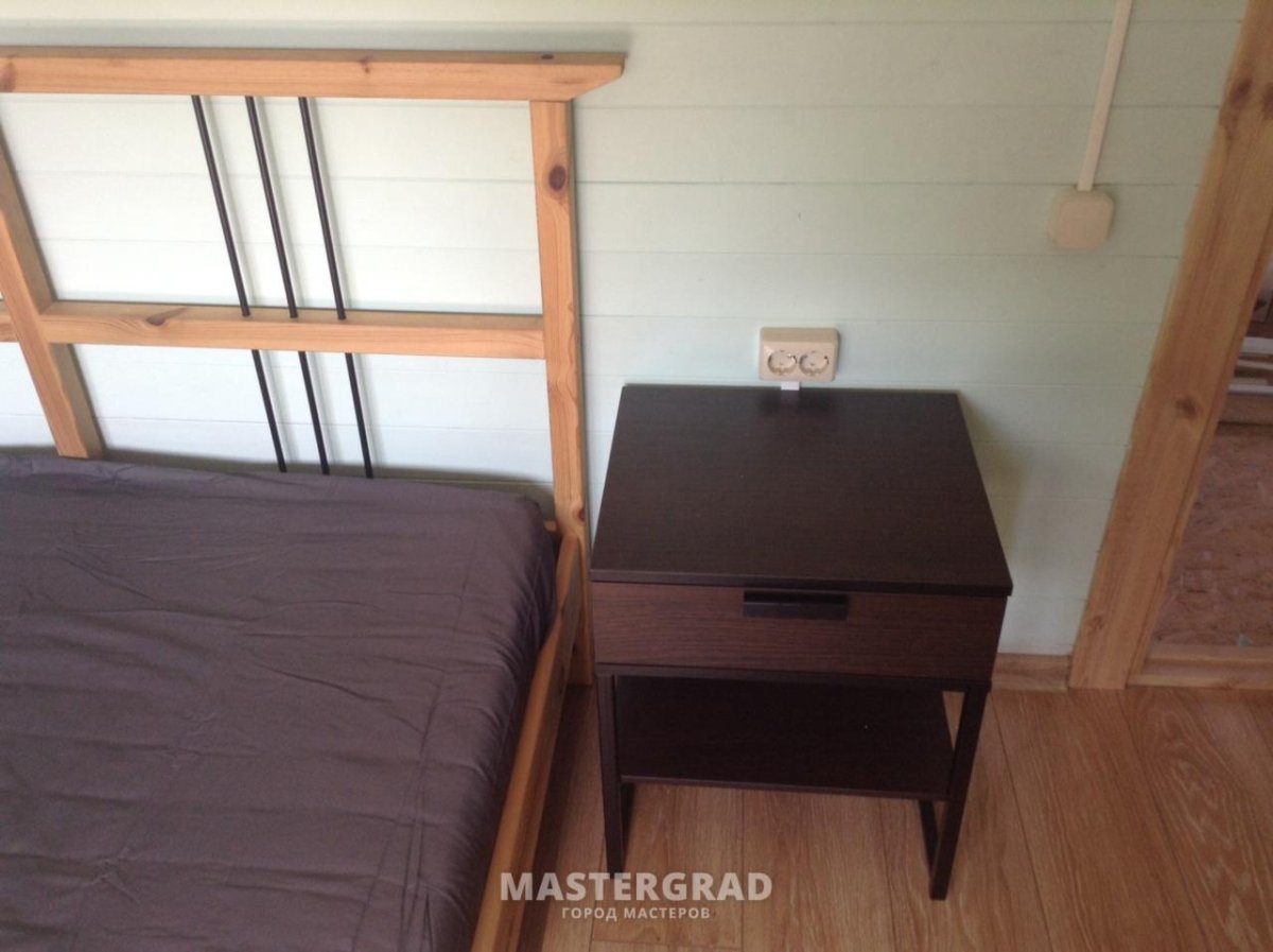 Розетка над прикроватной тумбочкой