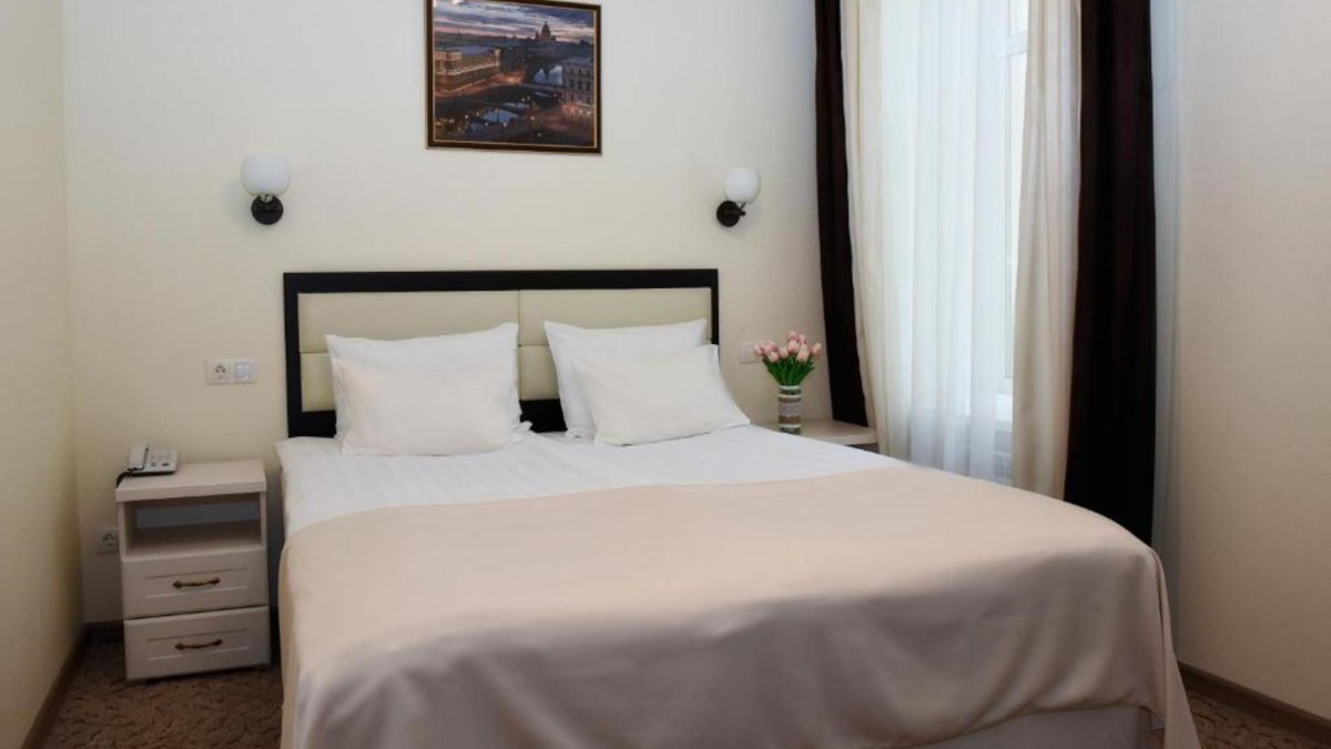 Розетки над тумбочкой в спальне