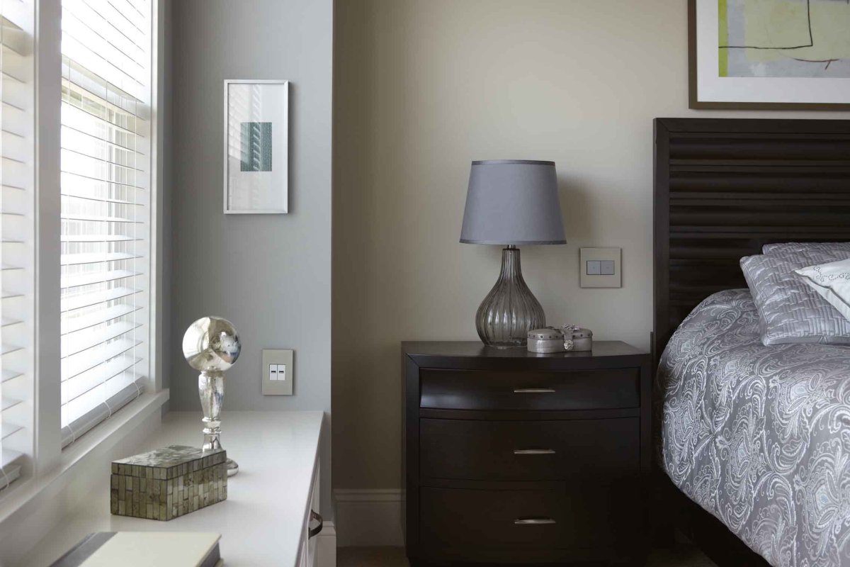 Розетки возле тумбочки в спальне