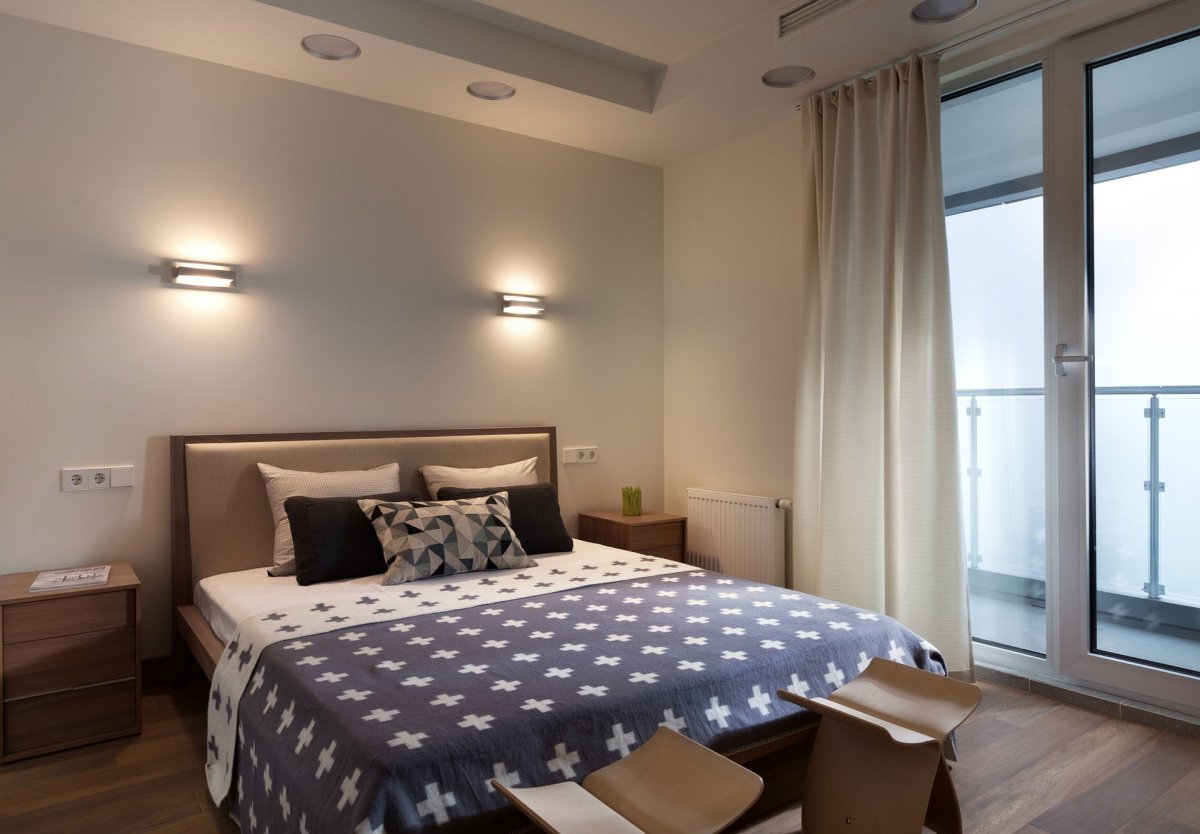 Розетки над тумбочкой в спальне