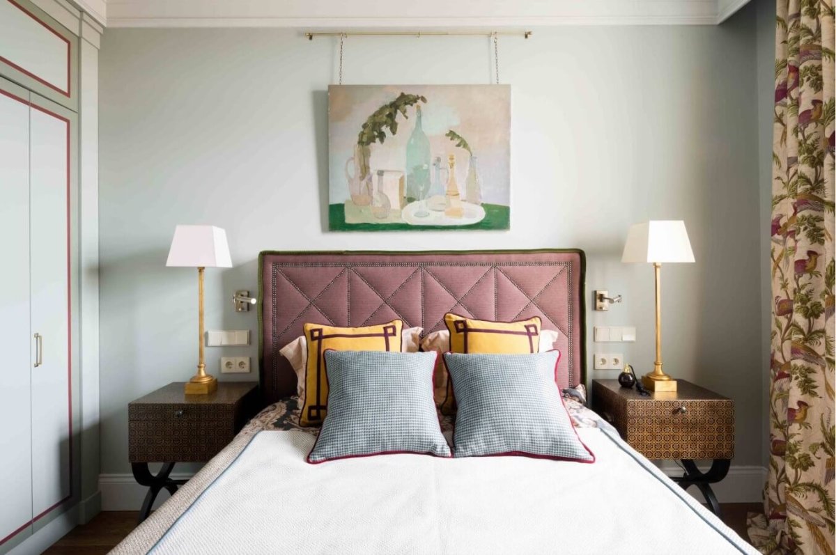 Розетки и выключатели над прикроватной тумбочкой