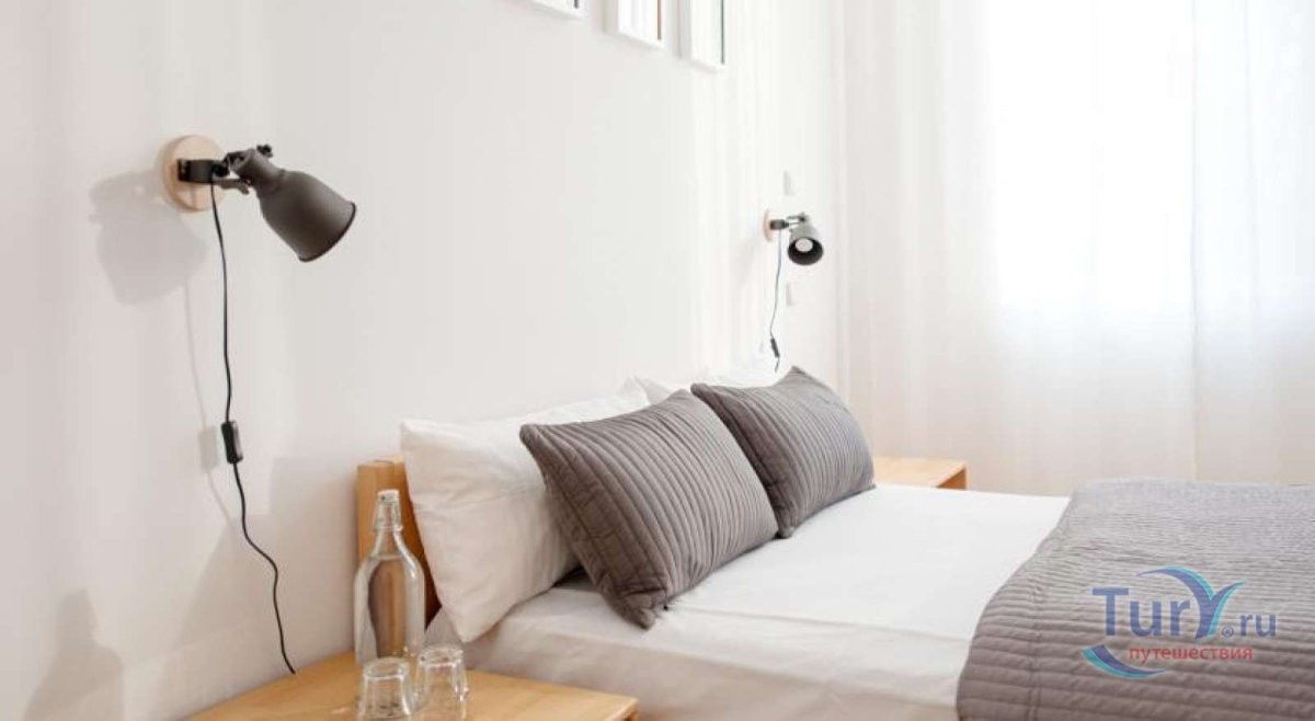 Светильники над кроватью в спальне