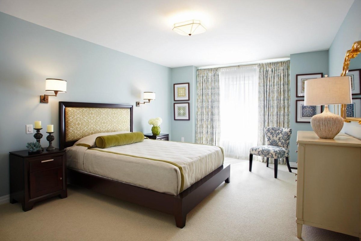 Светильники над кроватью в спальне