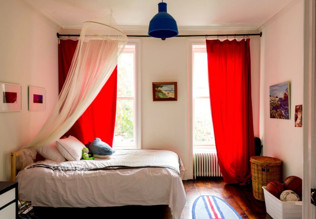 Комната с красными шторами