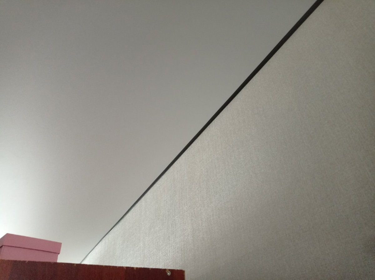 Подвесной потолок с теневым плинтусом