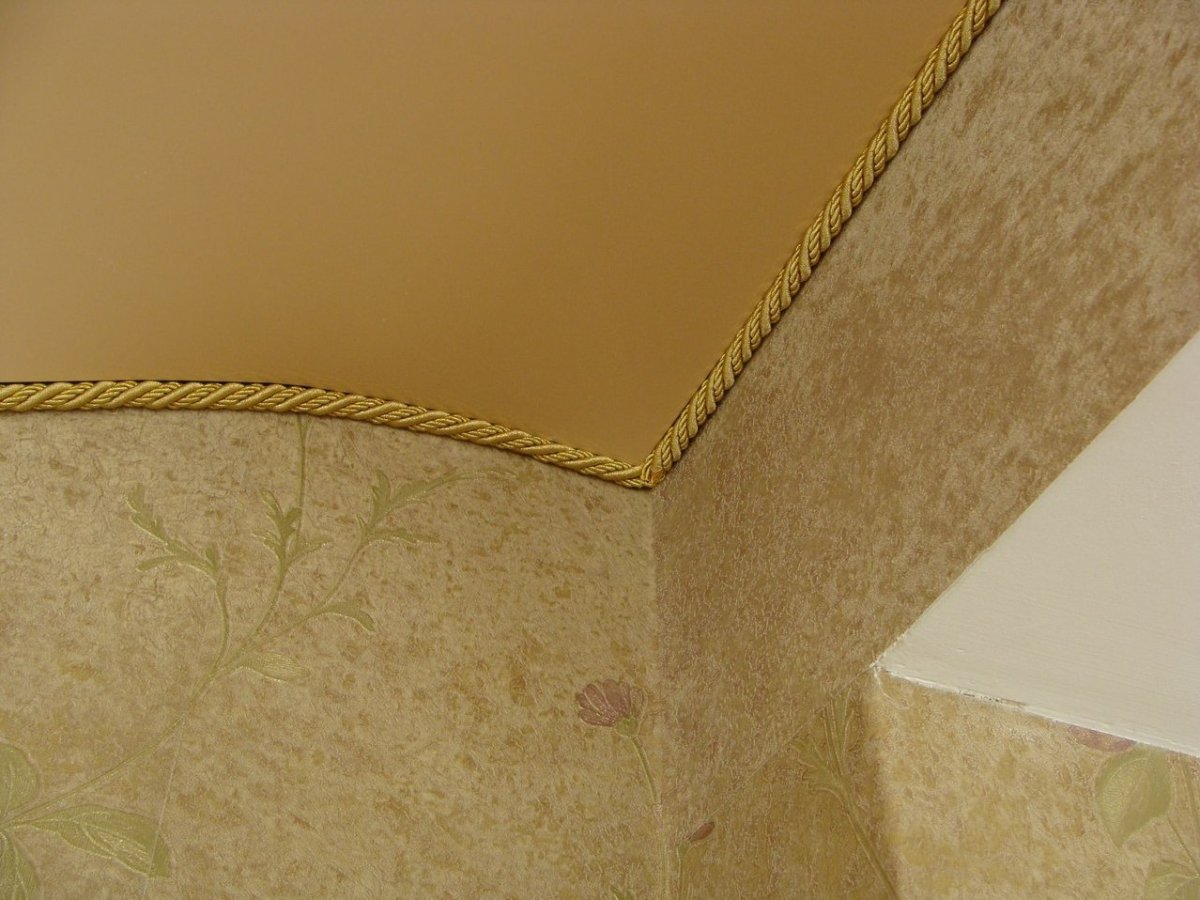 Потолочный плинтус для натяжных потолков