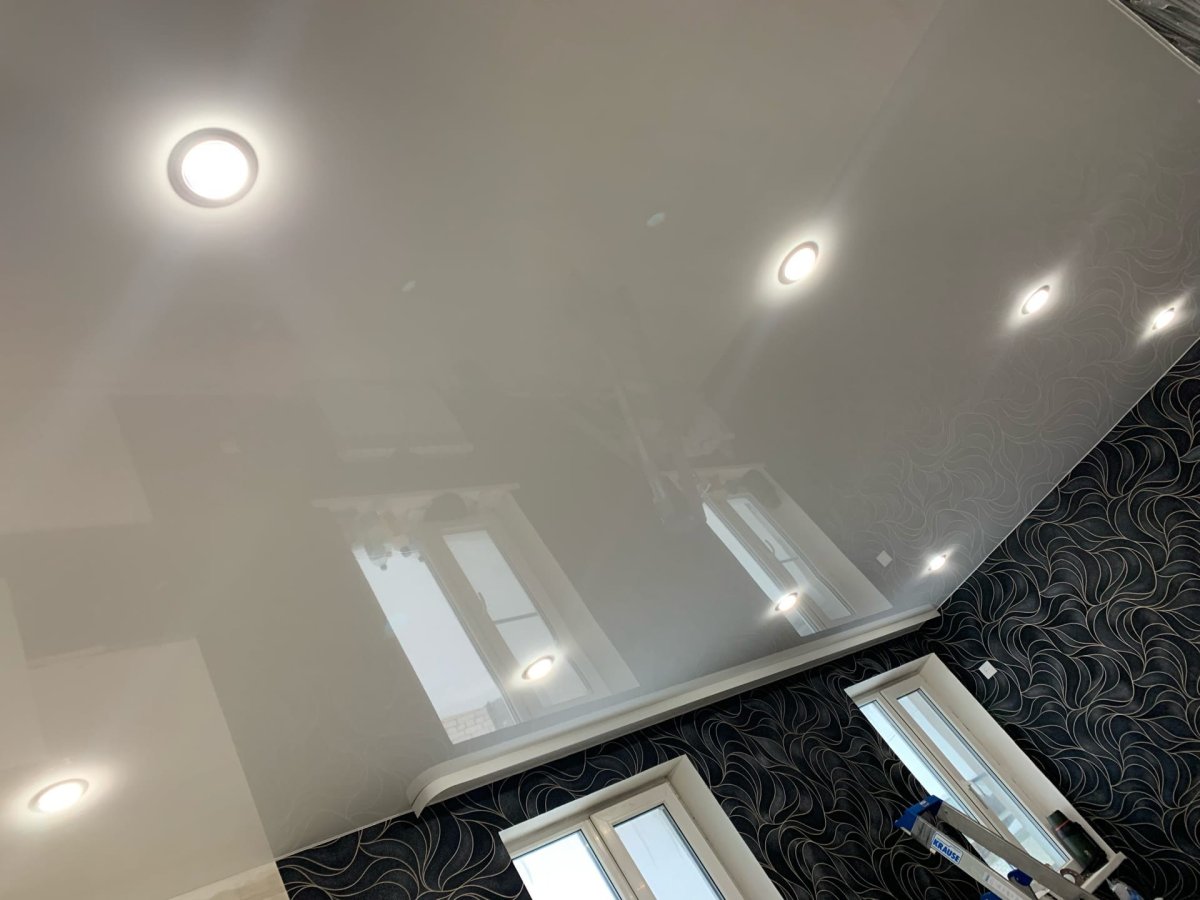 Потолок белый глянец