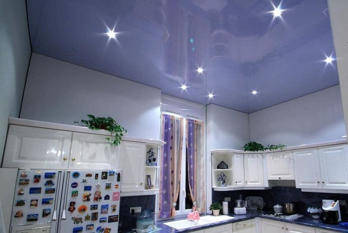 Глянцевый натяжной потолок на кухне