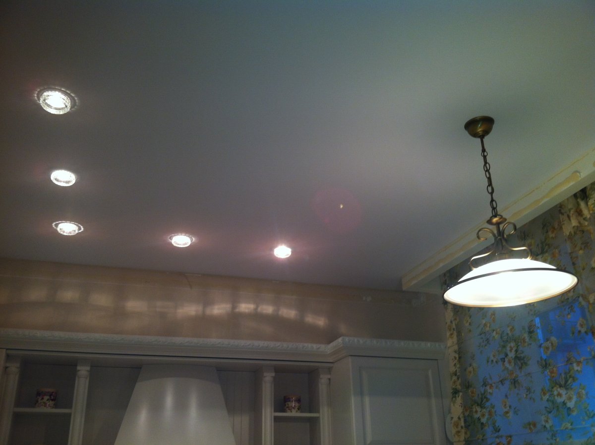 Потолок с точечными светильниками и люстрой на кухне