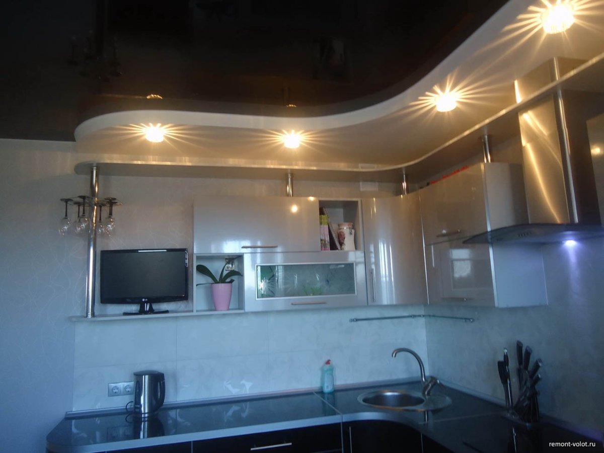 Натяжной потолок на кухне
