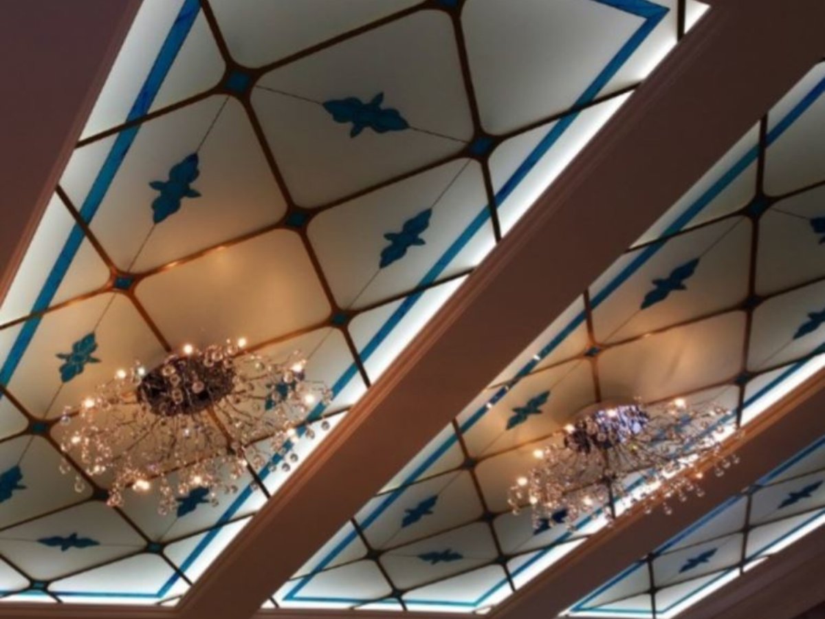 Витражный потолок с подсветкой