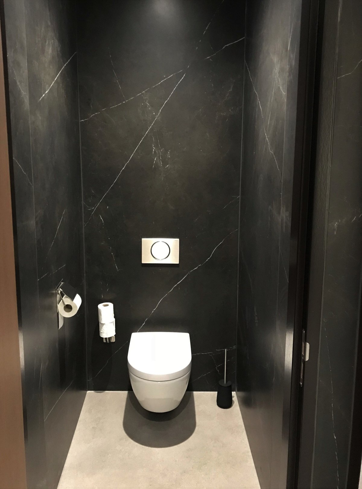 Интерьер туалета с инсталляцией