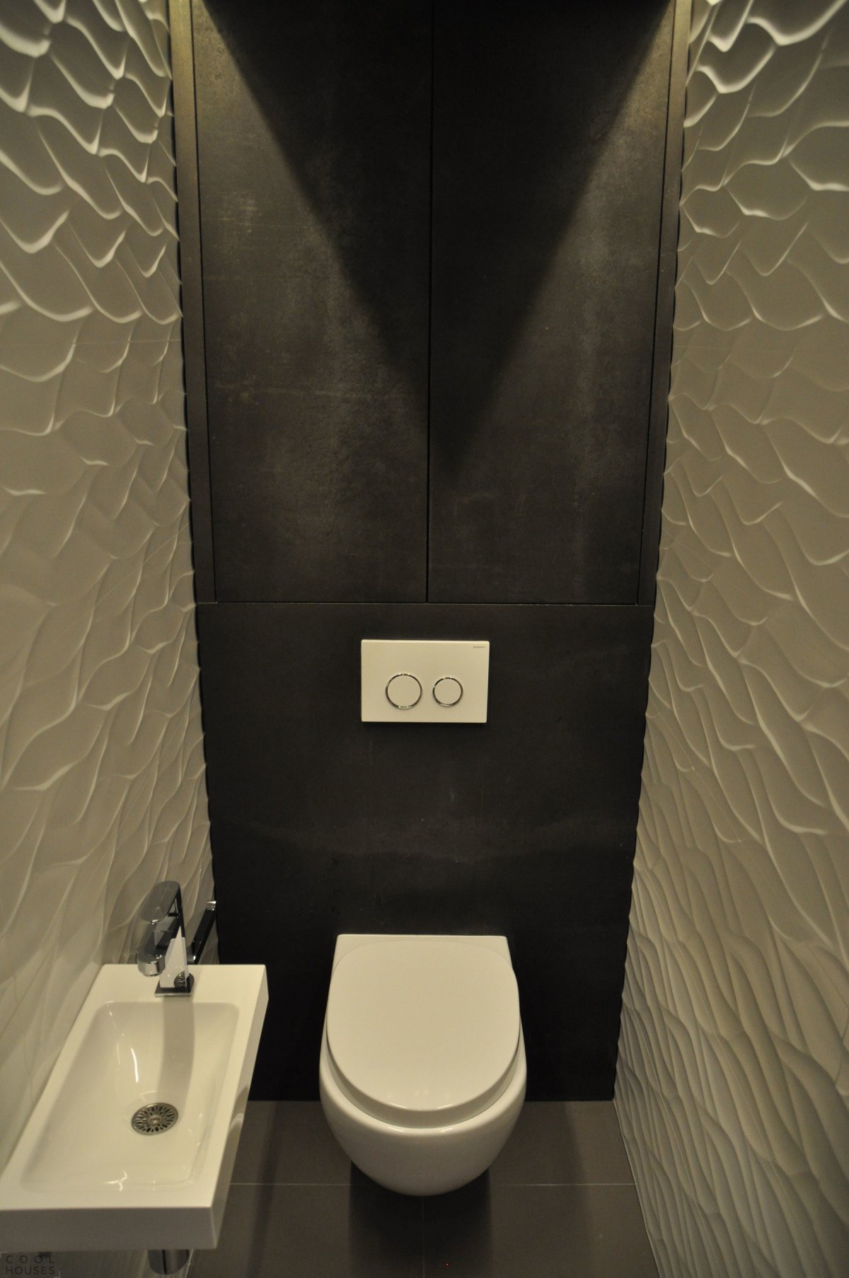 Черная инсталляция с туалетом