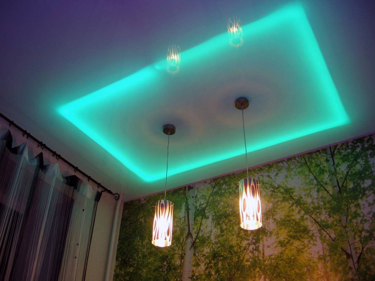 Натяжной потолок с диодной лентой