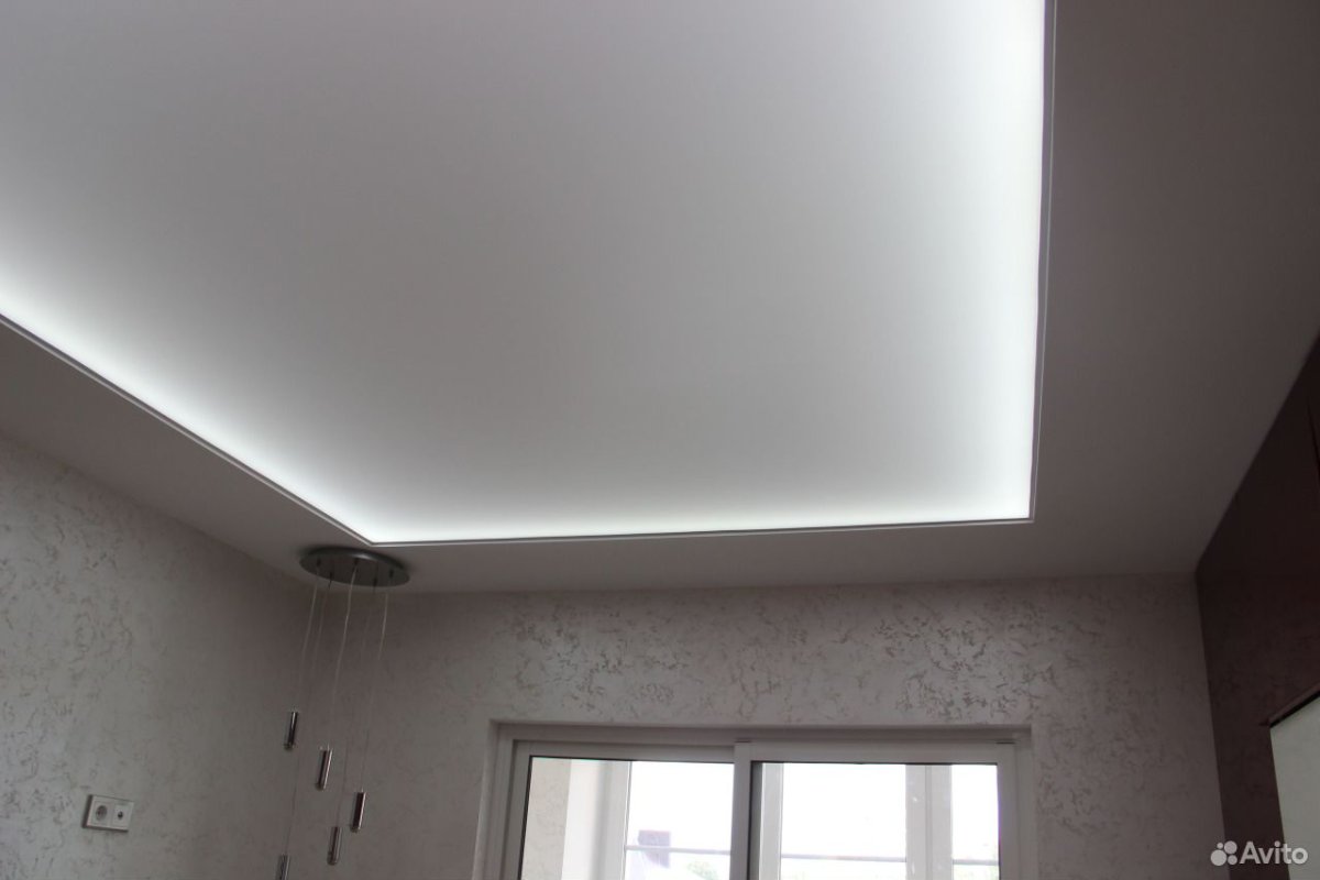 Натяжной потолок с подсветкой через полотно