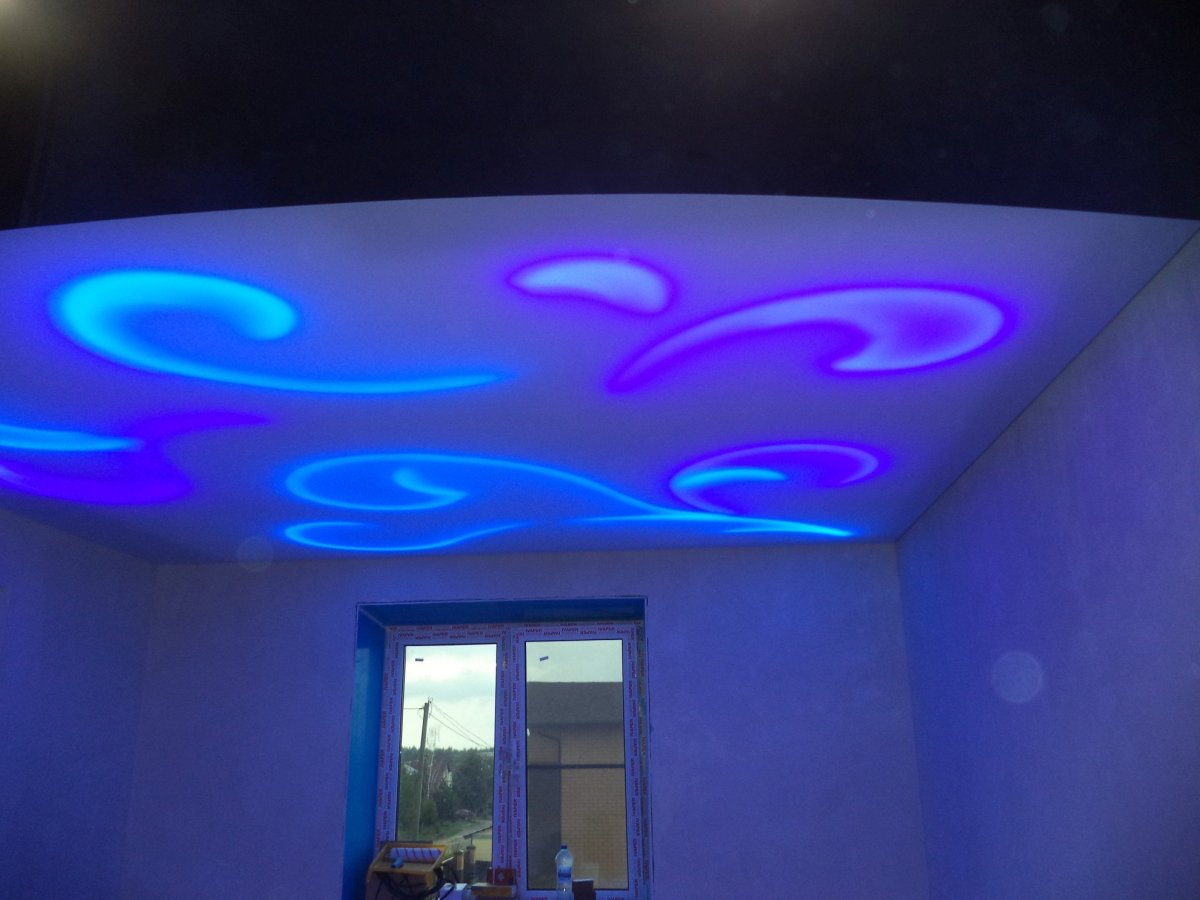 Люминесцентный натяжной потолок