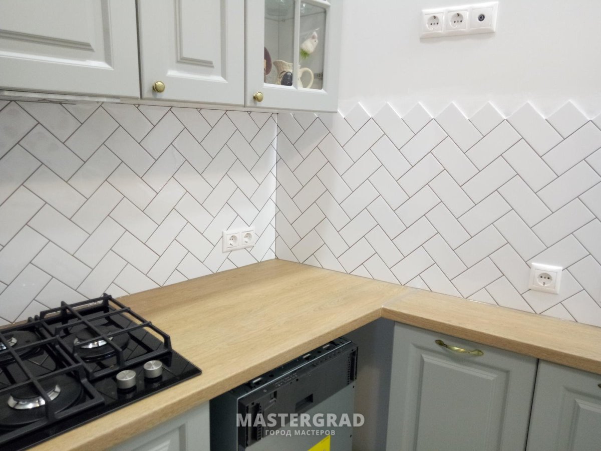 Фартук из плитки елочкой