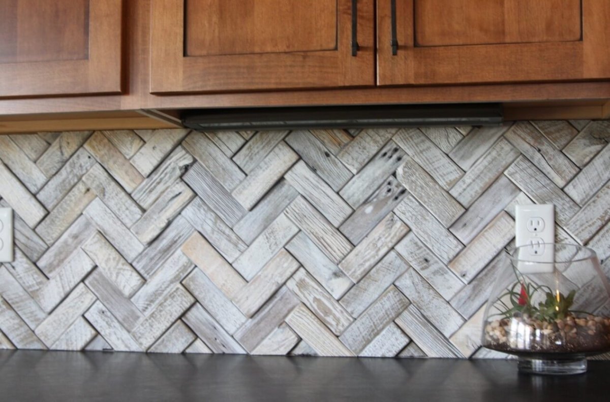 Фартук для кухни из плитки елочкой