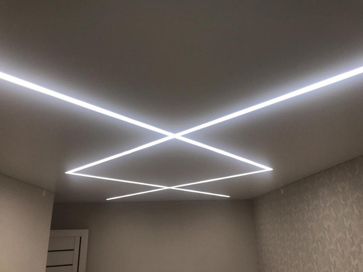 Световые линии на натяжном потолке