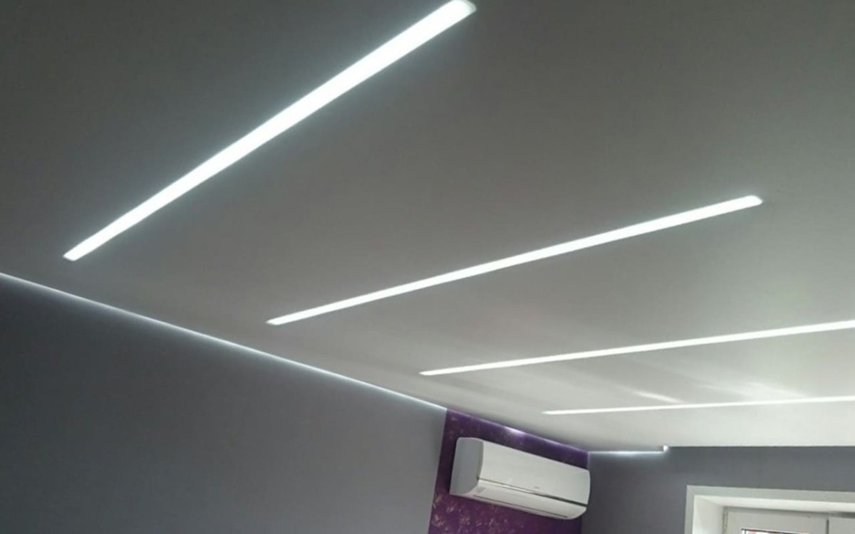 Световые линии на потолке