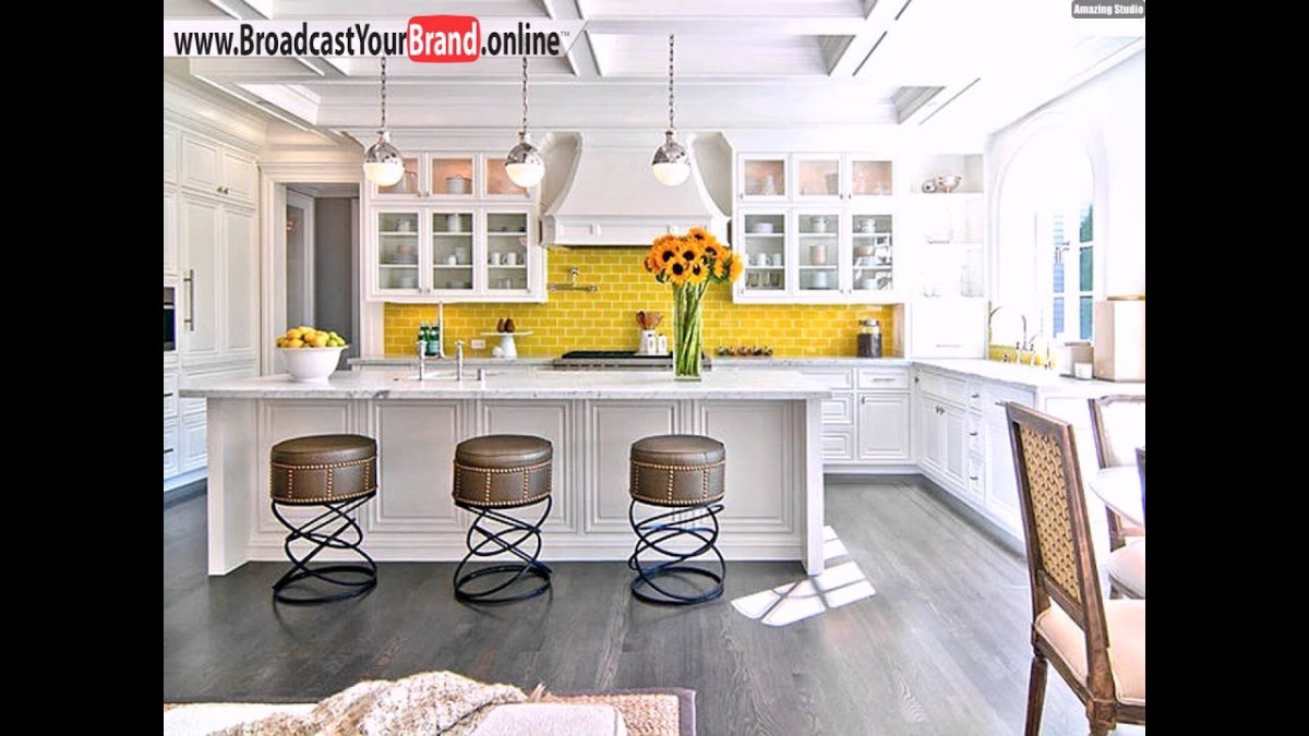 Кухня с желтым фартуком