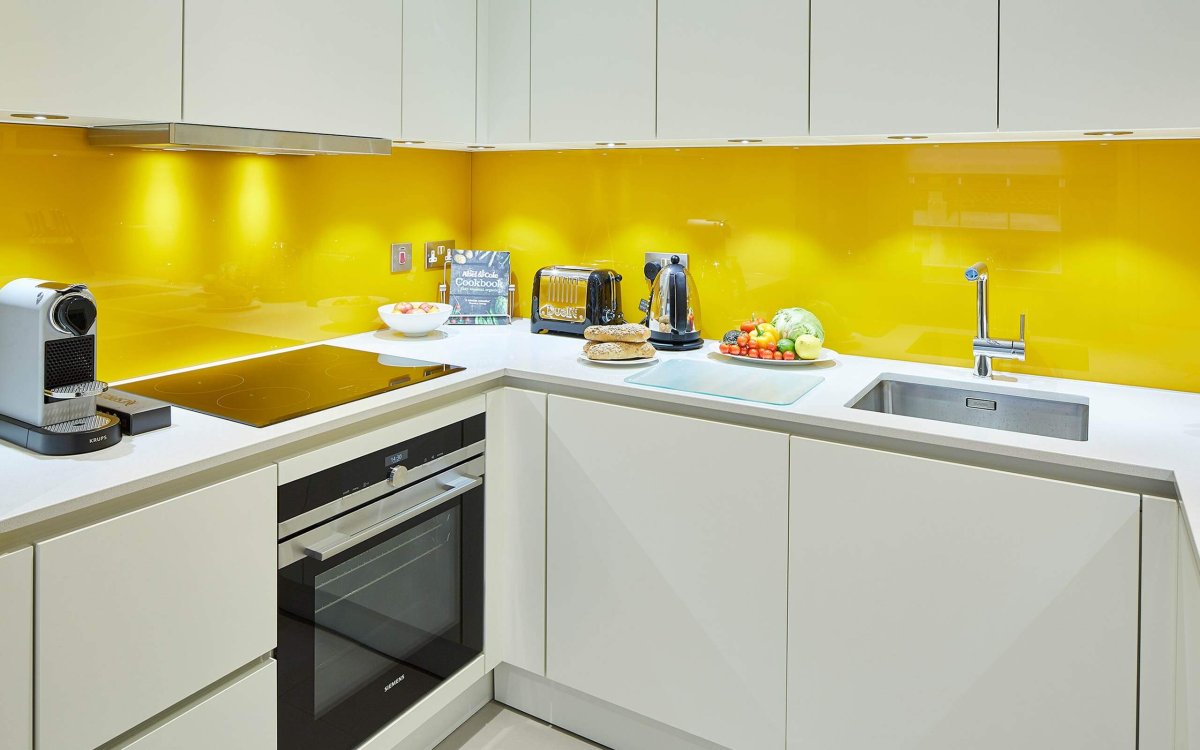 Бело желтая кухня