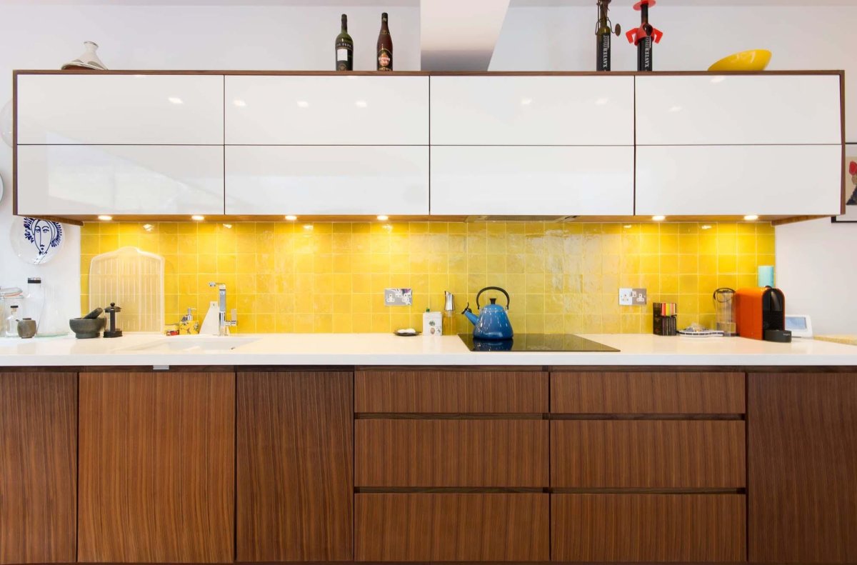 Белая кухня желтый фартук