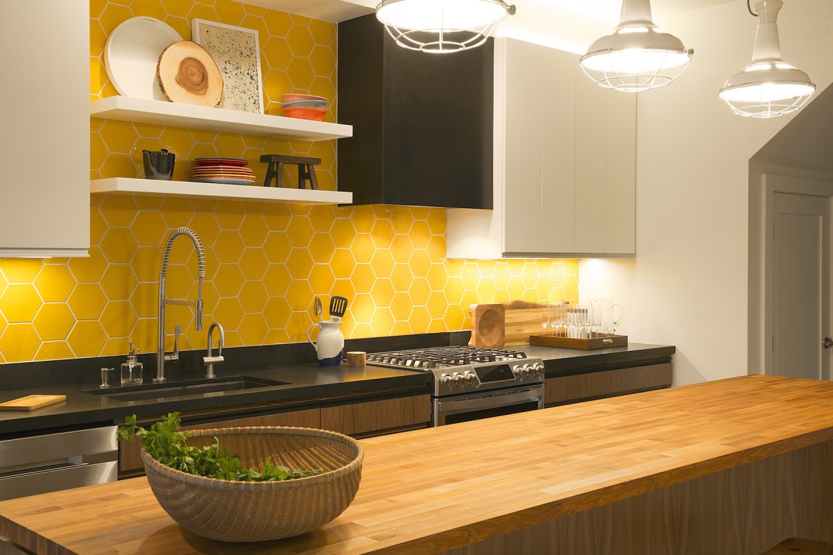 Плитка жёлтая сотами на кухне