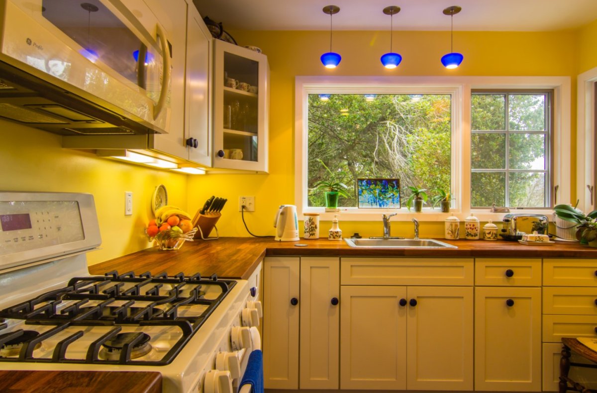 Желтые стены на кухне