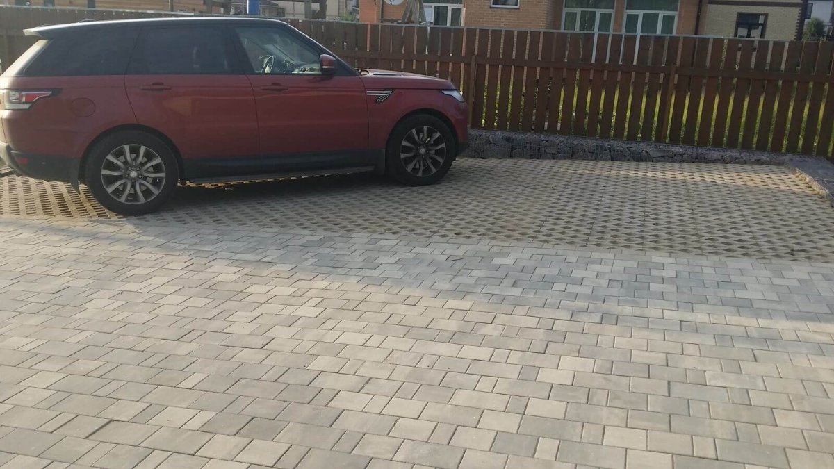 Плитка для стоянки автомобиля