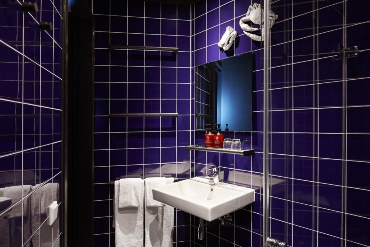 Синяя затирка на белой плитке