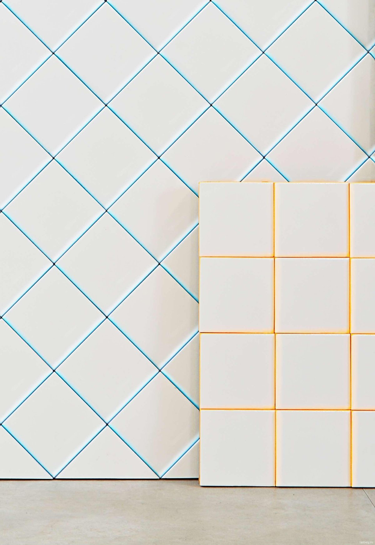 Белая плитка с цветной затиркой