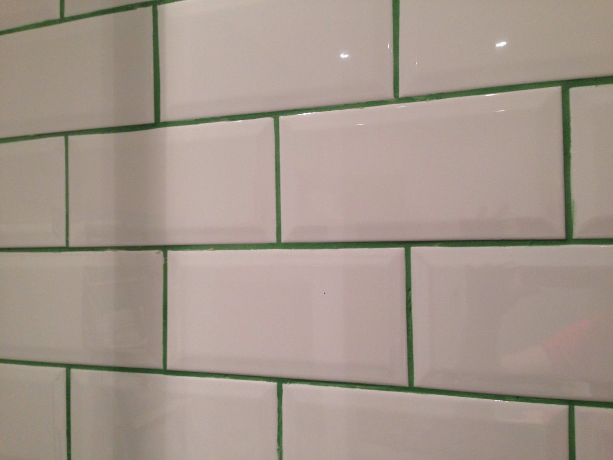 Белая плитка с цветной затиркой