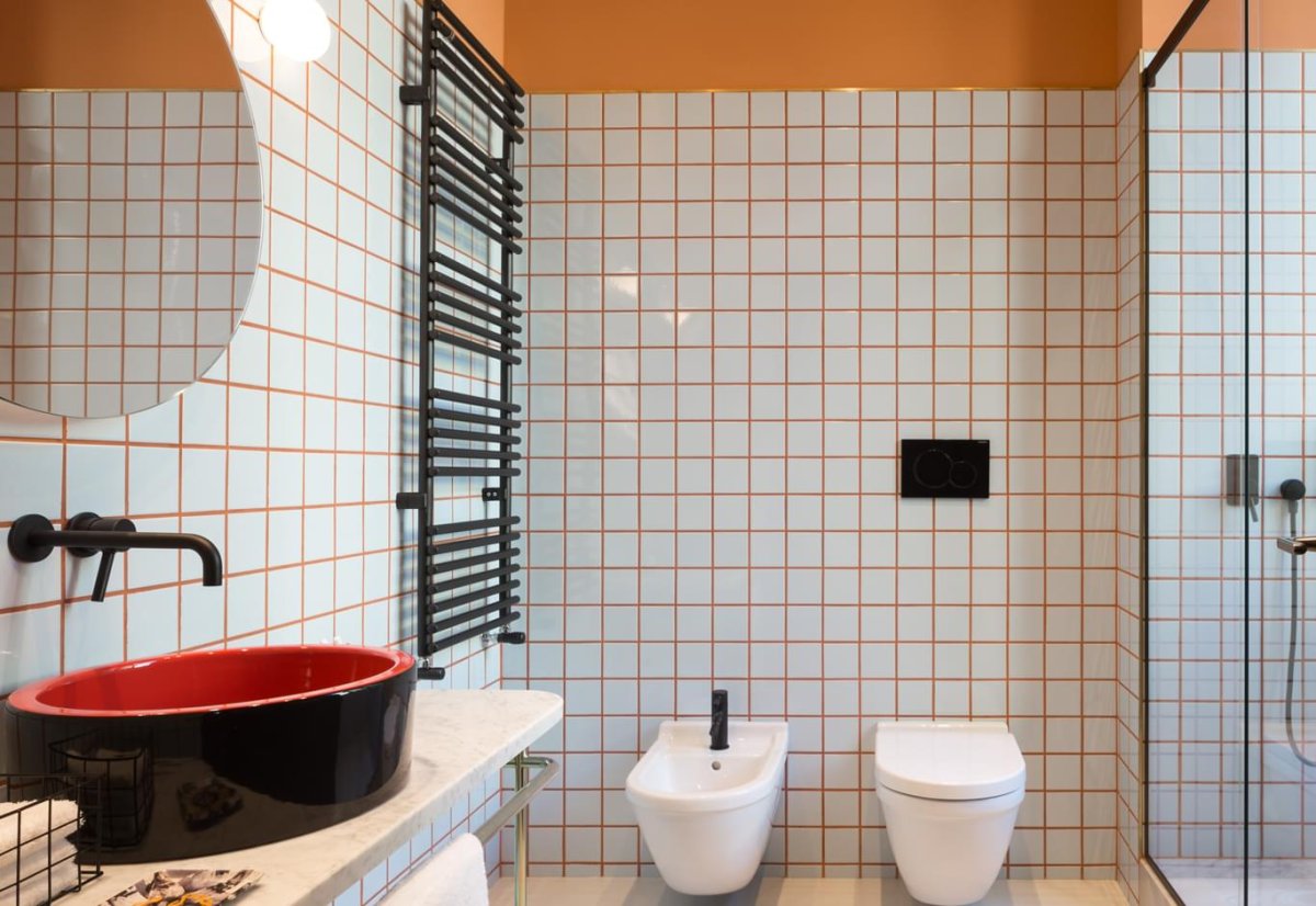 Белая плитка с оранжевой затиркой