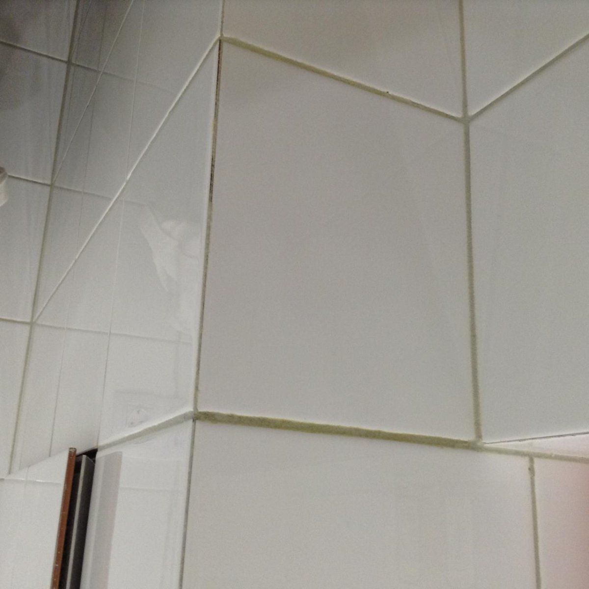 Белая плитка с зеленой затиркой