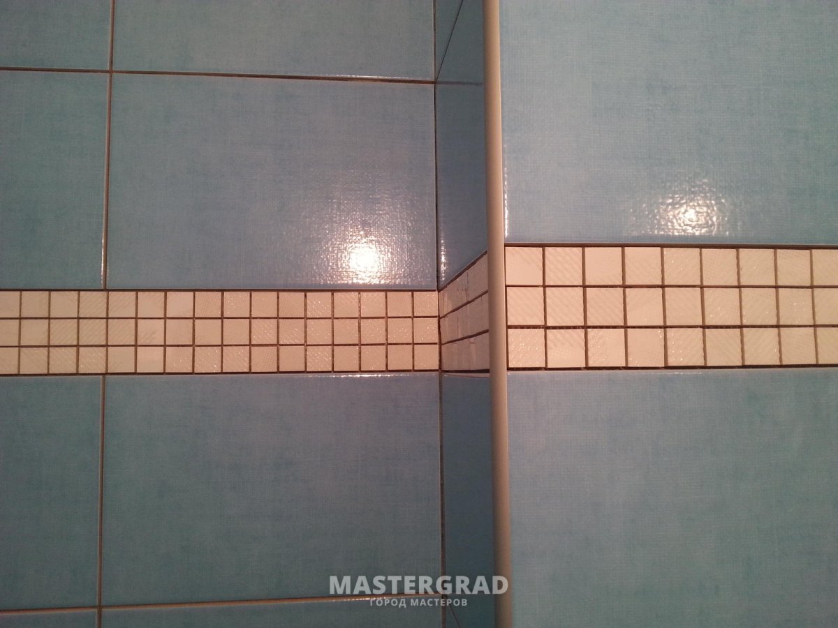 Белая плитка с коричневой затиркой в ванной