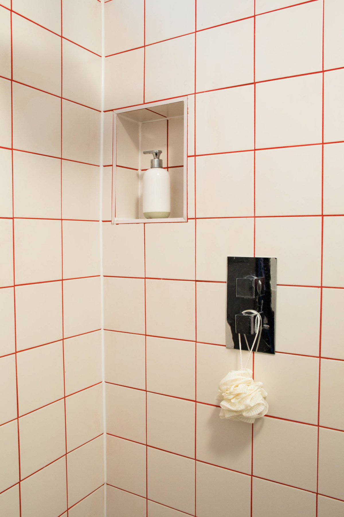 Белая плитка с цветной затиркой