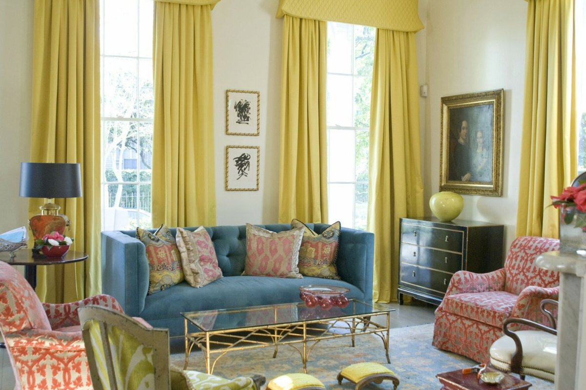 Горчичные шторы в интерьере