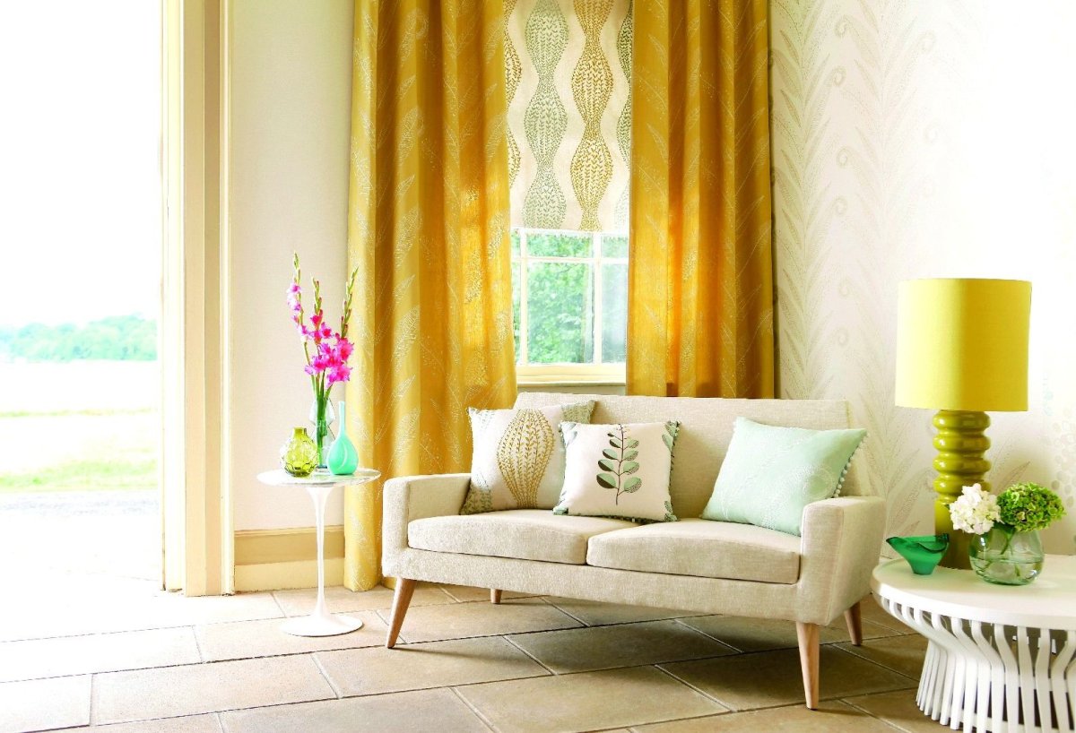 Шторы горчичного цвета в интерьере гостиной