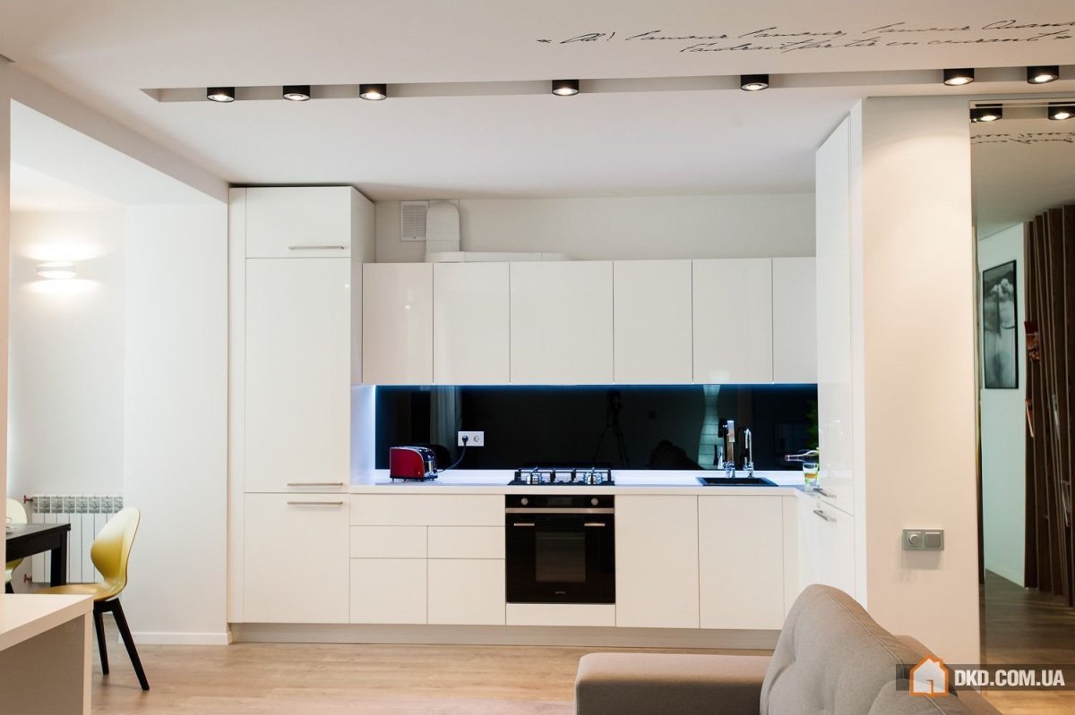 Белая кухня гостиная
