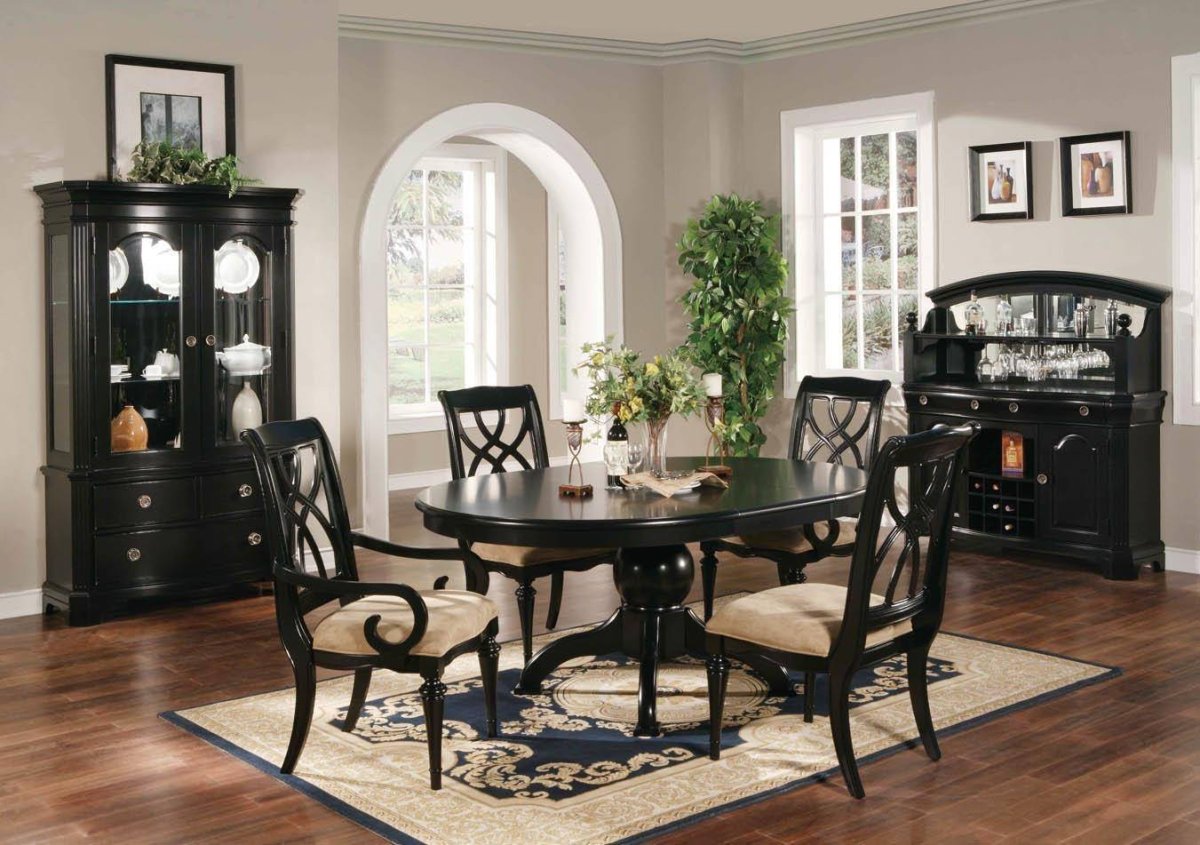 Гостиная со столом и стульями