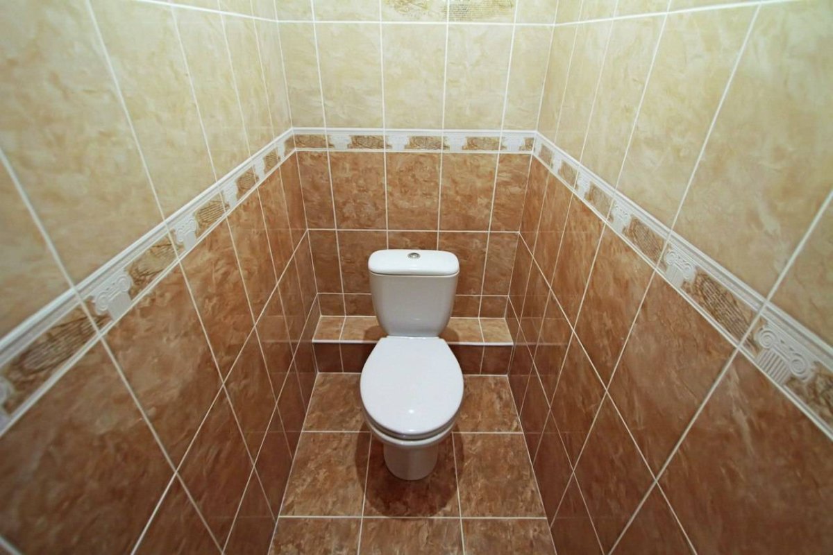 Туалет отделанный плиткой
