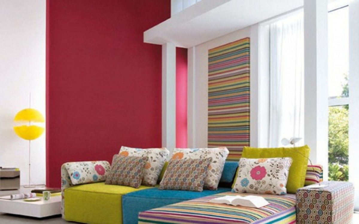 Разноцветные диваны в интерьере