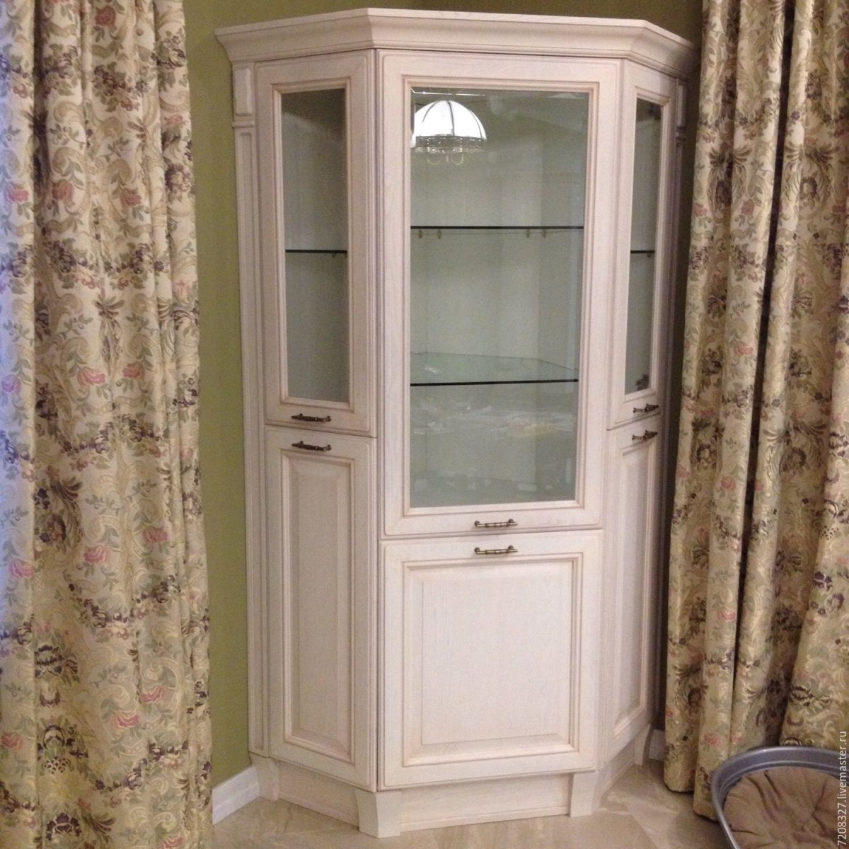 Угловой сервант для гостиной