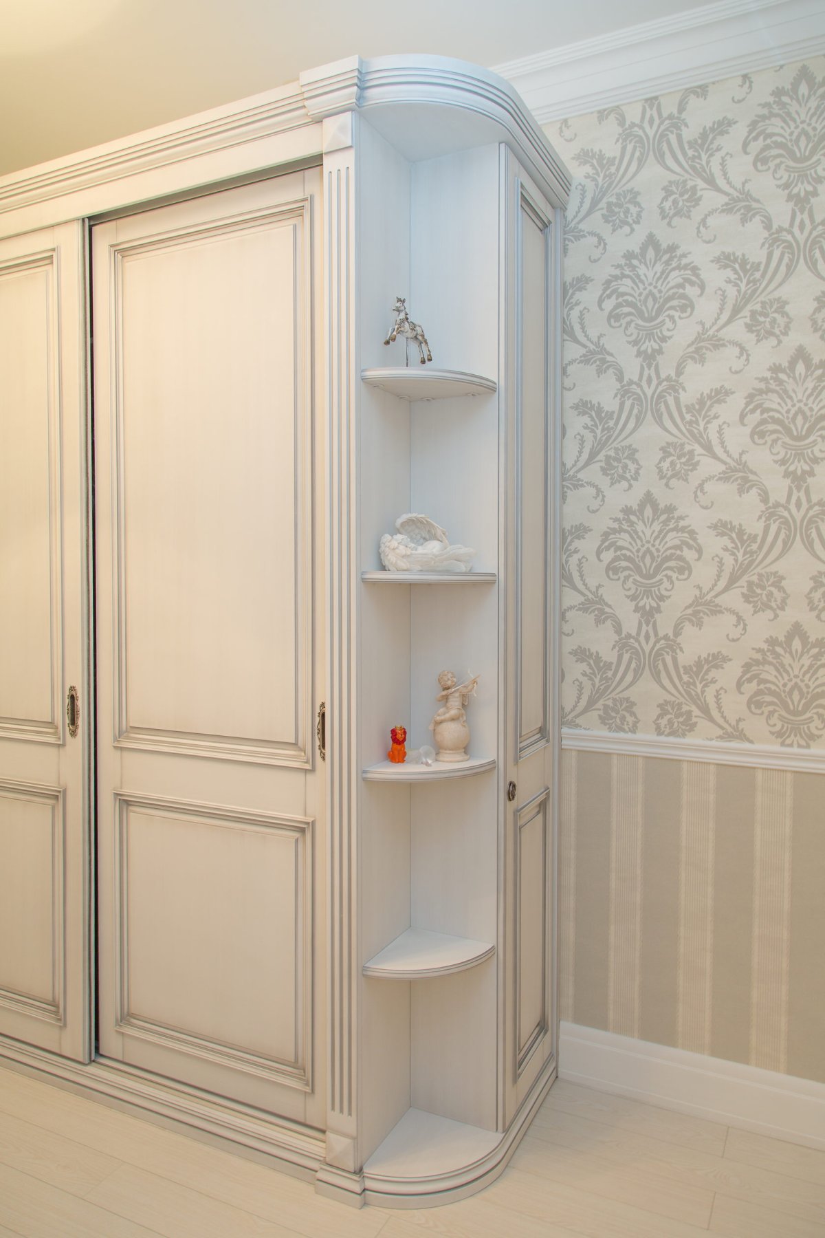 Шкаф в классическом стиле