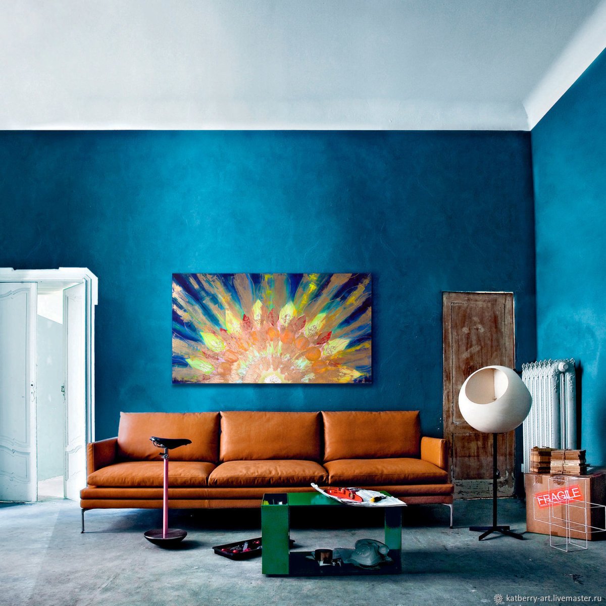 Картина на синей стене